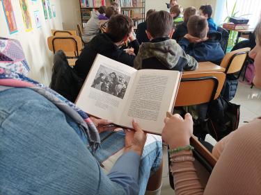 Uczniowie z kilku starszych klas SP nr 1 w Brzozowie podczas zajęć