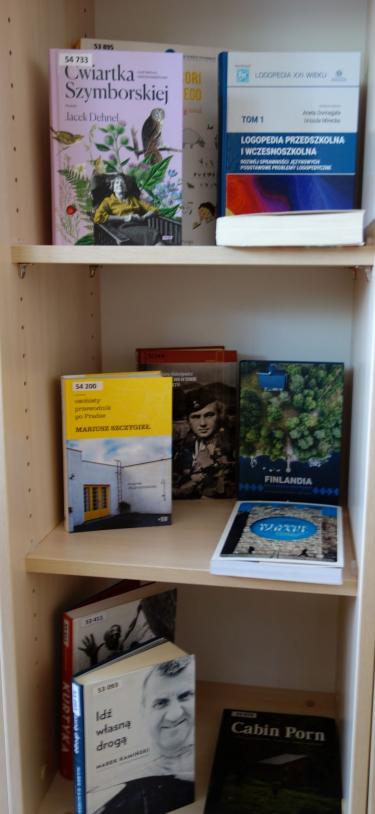 Półki z najnowszymi książkami pedagogicznymi i podróżniczymi