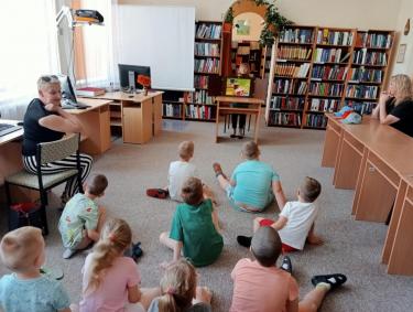 Dzieci z Niepublicznego Punktu Przedszkolnego „Nasze” podczas oglądania teatrzyku kamishibai