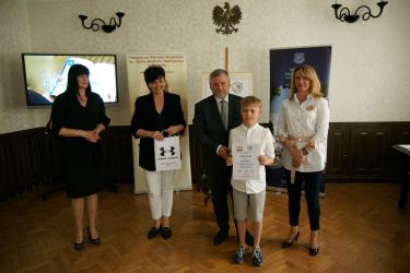 Laureat konkursu Łukasz Dołęgowski odbiera dyplom i nagrodę