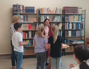 Autorka i uczestnicy spotkania uczniowie Szkoły Podstawowej Nr 1 w Brzozowie