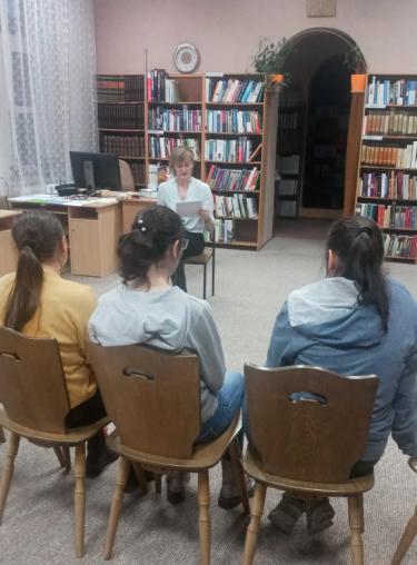 Lucyna Zabrońska nauczyciel-bibliotekarz PBW Filia w Lubaczowie podczas zajęć 