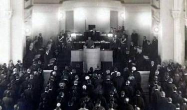 Pierwsze posiedzenie Sejmu Ustawodawczego, 10 lutego 1919 r. - przemawia Józef Piłsudski. Domena Publiczna.