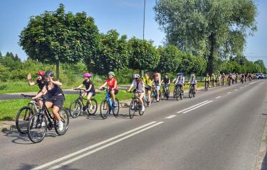 Rowerzyści przejeżdżaja trasą do Siedlisk