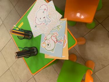 Kolorowanki na stoliku dla dzieci
