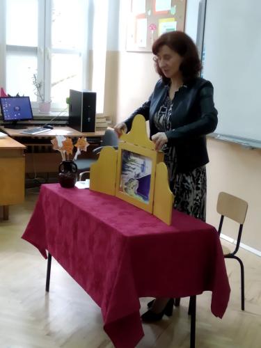 Nauczycielka prezentująca teatrzyk i karty kamishibai pt. Basia wyjechała do Ameryki...