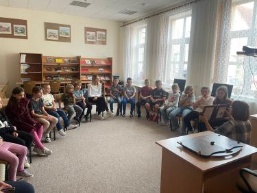 Prezentacja trójwymiarowej książki przez nauczyciela bibliotekarza