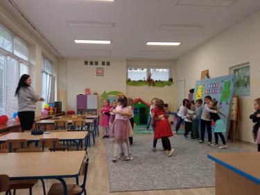 Na zdjęciu dzieci - grupa przedszkolna w trakcie nauki i zabawy