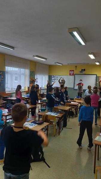Uczniowie klasy II i III klasy Szkoły Podstawowej w Świerzowej Polskiej 