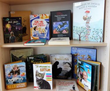 Półki z najnowszymi książkami dla dzieci i młodzieży