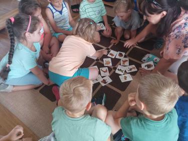 Dzieci w czasie zabaw uczących nowych pojęć i słów, oraz ćwiczących koordynację oko-ręka
