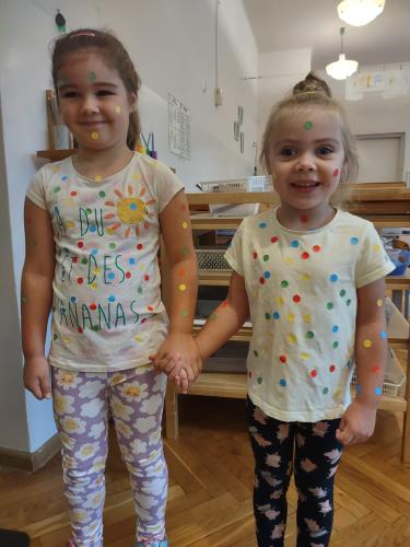 Dwie dziewczynki prezentują T-shirty w kropk