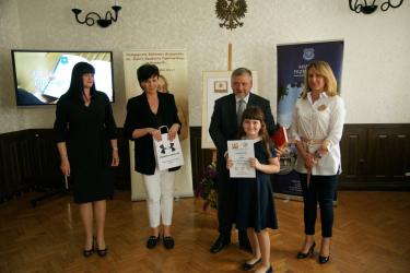 Laureatka konkursu Julita Bułaś odbiera dyplom i nagrodę