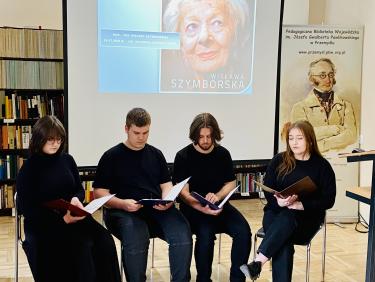 Uczniowie z II LO w Przemyślu recytujący wybrane wiersze Szymborskiej