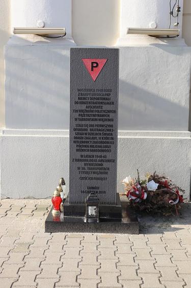 Tarnów - pomnik na dworcu kolejowym upamiętniający pierwszy transport więźniów politycznych do KL Auschwitz z 14 czerwca 1940 r., fot. Andrzej Otrębski. Licencja CC BY-SA 4.0. Źródło: https://commons.wikimedia.org