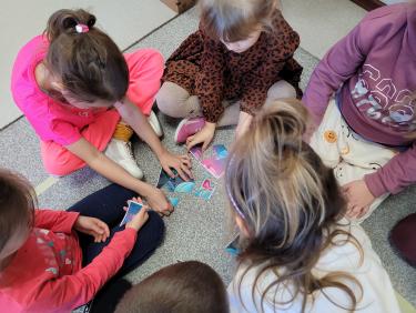 Dzieci układają bajkowe puzzle 