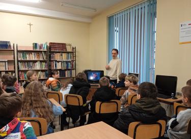 Nauczyciel bibliotekarz prezentuje polskie ludowe obrzędy okresu Bożego Narodzenia 