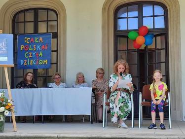 Przedstwicielka rodziców z SP nr 2 w Jaśle wraz z córką czytają wiersze