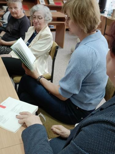 Lucyna Zabrońska, nauczyciel bibliotekarz z PBW filia Lubaczów podczas lektury