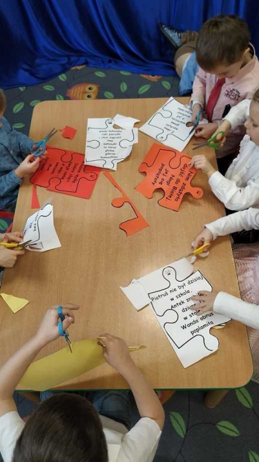 Dzieci z „pomysłowego Przedszkolaka” podczas zajęć „Poetyckie puzzlowanie”