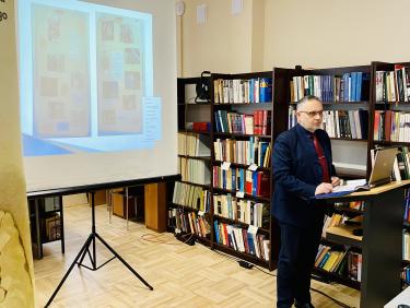 Bogusław Klisowski w trakcie prezentacji dobrych praktyk pracy w SP w Ostrowie